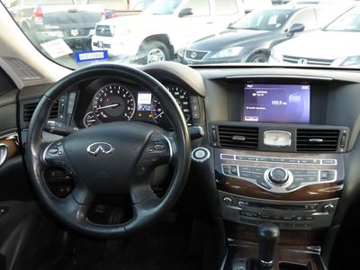 2011 INFINITI M56